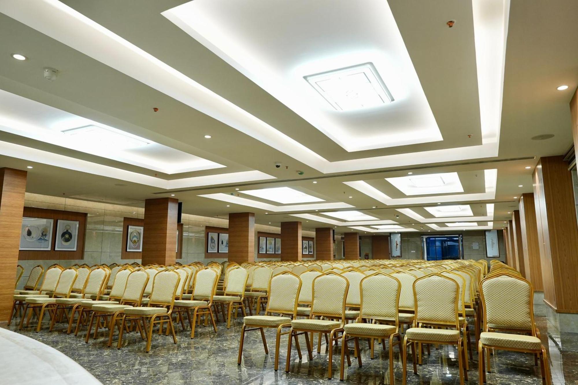 Le Royale Palace Karaikal Exterior photo